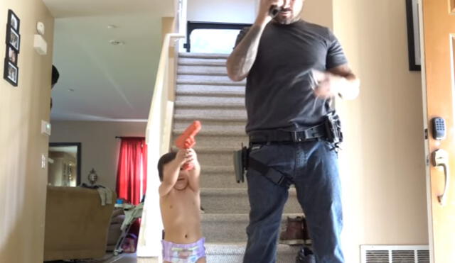 Facebook: polémica por video de padre que le enseña a su hijo el uso de arma