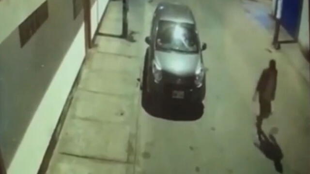 Cámaras captaron la presencia del auto usado por los delincuentes que asaltaron a adolescente. (Foto: Captura de video / América Noticias)