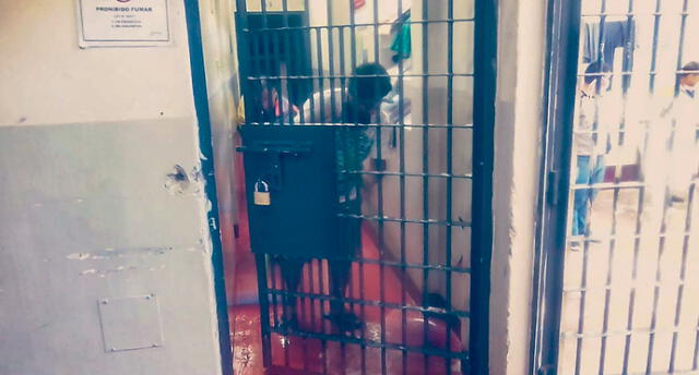 Internos del penal de Moquegua ayudan en la limpieza y desinfección del recinto penitenciario.