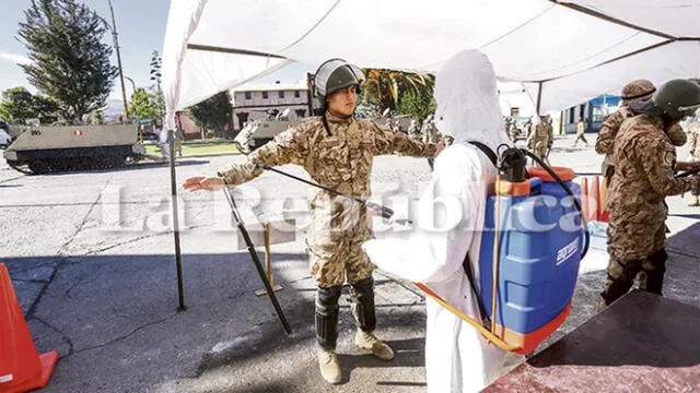 Soldados son también desinfectados para evitar el contagio de COVID-19.