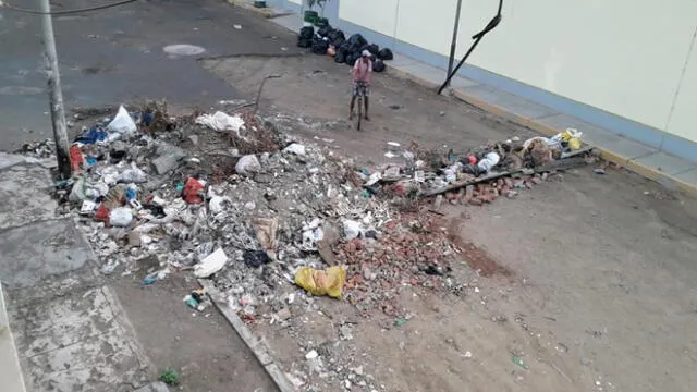 Chiclayo: quejas por basura a espalda de centro educativo