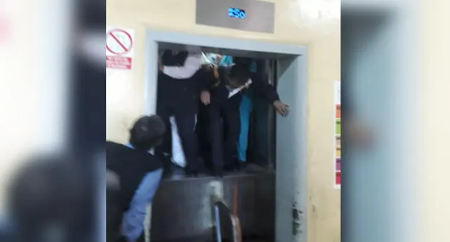 Pacientes y enfermeros quedaron atrapados en ascensor de hospital en Arequipa