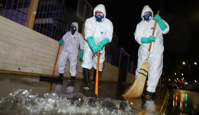 Desinfectan alrededores de hospital por coronavirus en Trujillo