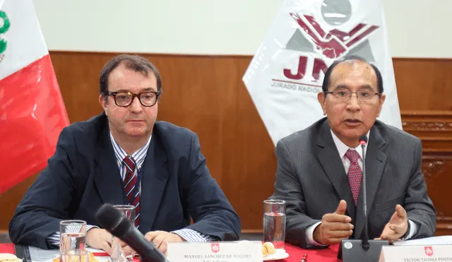 Delegado de observadores de la UE, Manuel Sánchez, Junto al presidente del JNE, Víctor Ticona. Foto: JNE.