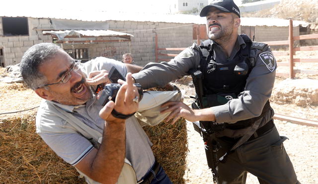 HEB01. HEBRON (GAZA AND WEST BANK), 16/07/2019.- Israeli soldiers scuffle with Palestinians as Israeli authorities demolish water wells in the so-called 'Area C' in the West Bank city of Hebron, 16 July 2019. Reports state Israeli authorities demolished water wells and other facilities used by Palestinians in the area. The so-called C-areas are located around settlement Kiryat Arba where Palestinians are not allowed to build any structures or to have an infrastructure including roads and electricity. The Israeli army controls C-areas and give Palestinians who live or build there a notice of the demolition for their properties. (Cisjordania, Territorios palestinos, Israel, Ejército, Mosad) EFE/EPA/ABED AL HASHLAMOUN EPA-EFE/ABED AL HASHLAMOUN