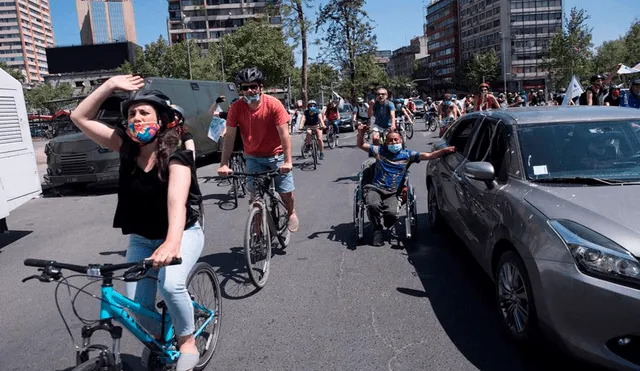 El grupo de ciclistas llegó a la capital chilena desde distintos puntos de la ciudad, entre ellos las comunas de Ñuñoa, San Miguel y Santiago. Foto: Alberto Valdés / EFE