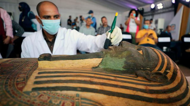 Arqueólogos egipcios trabajan en uno de los sarcófagos descubiertos en la necrópolis de Saqqara, Giza. Foto: EFE