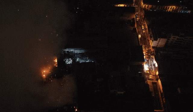 Al menos 20 unidades de Bomberos atendieron incendio ocurrido este 29 de julio. Foto: Aldair Mejía / La República