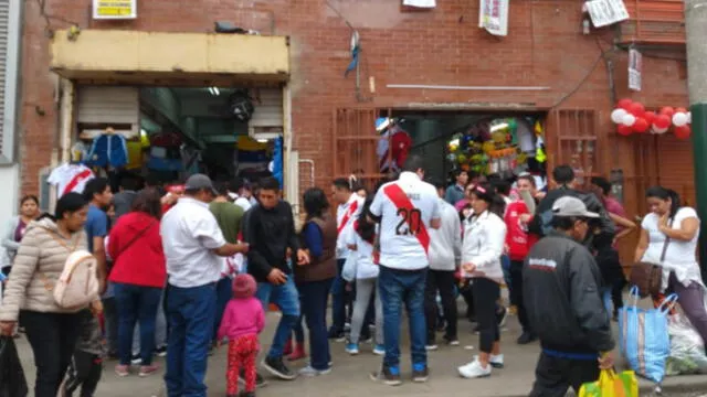 Perú vs Brasil: Gamarra luce repleta por hinchas que hacen sus compras a última hora [VIDEO Y FOTOS]