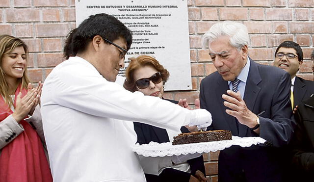 Vargas Llosa entregará otros siete mil libros de su colección a Arequipa 