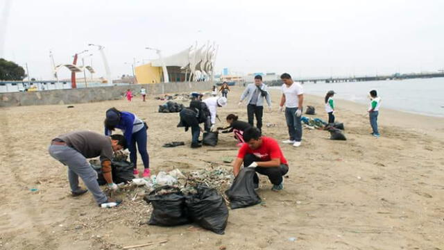 Chimbote: jóvenes limpian playa más contaminada de la ciudad