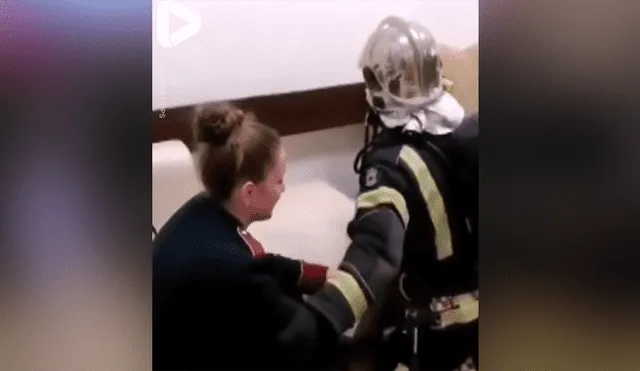Una conmovedora escena muestra la ingeniosa pedida de mano le hace una chica a su novio bombero.