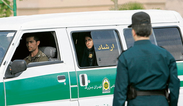Fiscalizador. Policía iraní vigila que las mujeres lleven correctamente el velo y demás indumentaria en su país. Foto: AFP