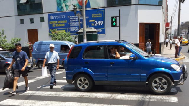 #YoDenuncio: vehículo invade crucero peatonal e impide el libre tránsito
