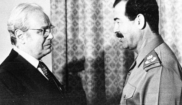 Javier Pérez de Cuéllar junto a Saddam Hussein, expresidente de Iraq, durante el conflicto entre dicho país e Irán en 1988.