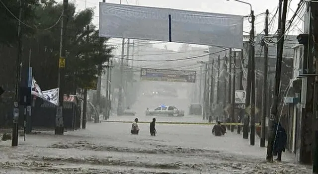 Se convirtió en río. Varios carros se quedaron varados en la avenida Salaverry del distrito de Socabaya.