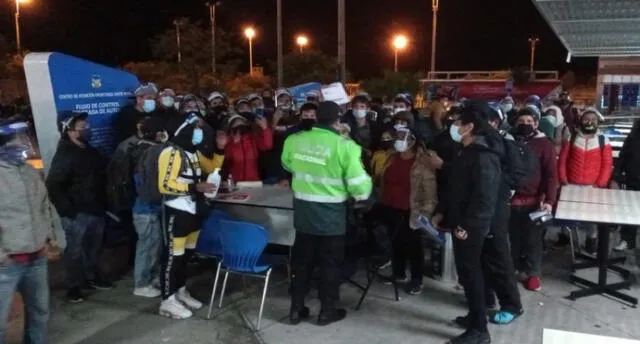 Esta situación hizo que los viajeros que se quedaron en el control, protestaran. Policía puso orden.