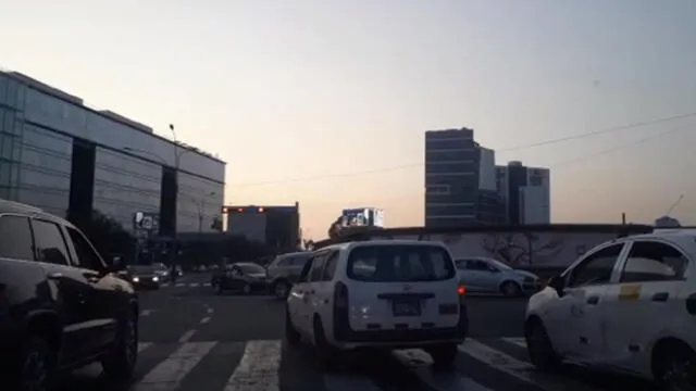 #YoDenuncio: vehículos invaden crucero peatonal [VIDEO]