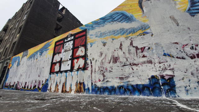 Echan pintura a mural realizado en homenaje a jóvenes muertos en marchas