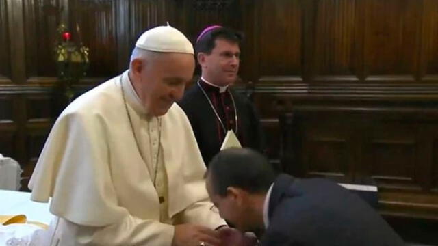Vaticano revela por qué el papa Francisco evita que le besen el anillo episcopal