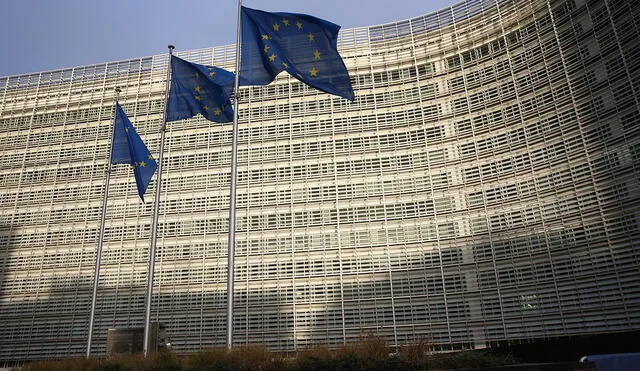 Banderas de la Unión Europea ondeando fuera de la sede de la Comisión Europea en Bruselas. Foto: AFP