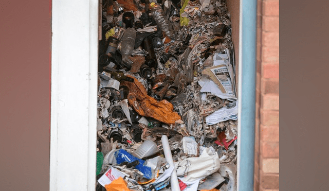 El hombre fue hallado bajo una tonelada de basura dentro de su casa. (Captura: The Mirror)