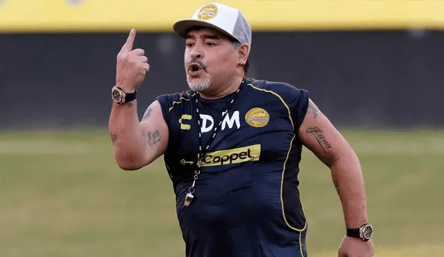 Detienen a Diego Maradona en aeropuerto de Argentina [VIDEO]