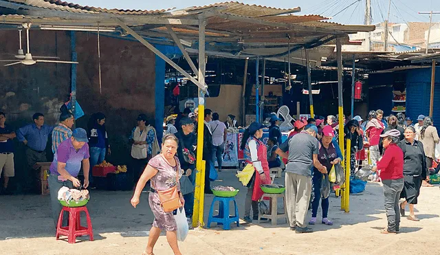 Ventas. Los informales expenden sus productos en la vía.