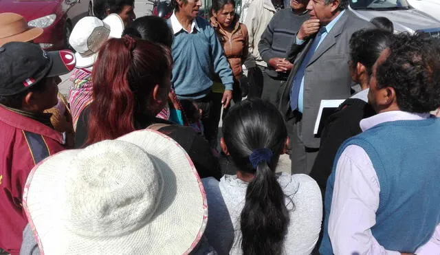 Vecinos de La Esperanza, en Chilca, increpan a funcionario de SEDAM por falta de agua