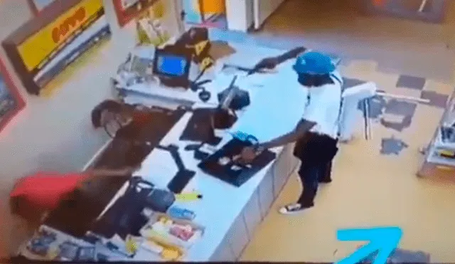 Video es viral en Facebook. Pese a que el delincuente estaba armado, el cliente fue sigilosamente tras él y logró quitarle parte del botín que estaba robando.