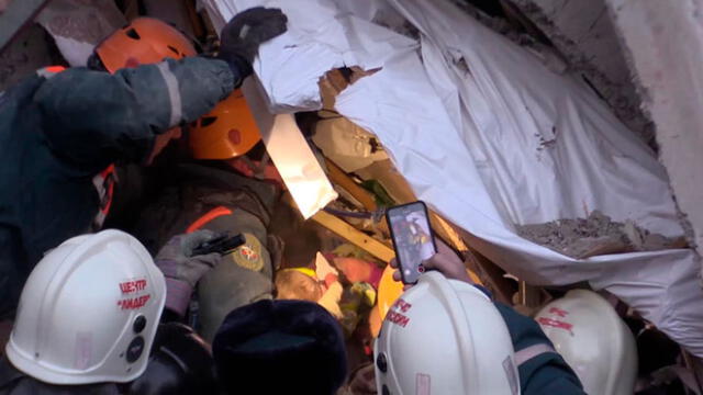 Encuentran recién nacido entre escombros de edificio colapsado en Rusia [Video]