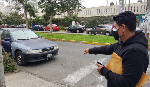 La pareja solicitan el apoyo de la policía para dar con el ladrón. Foto: Deysi Portuguez/ URPI-LR