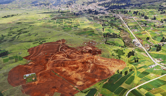 Rescate. Vista aérea del bello paraje de Chinchero y la remoción de tierra para el aeropuerto.  Se teme que una urbanización caótica destruirá esta comarca.