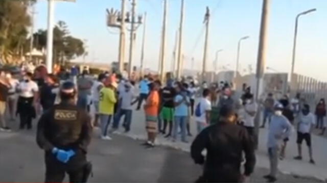 Personas llegaron a las afueras de un hotel para exigir el retiro de empleados provenientes de Lima. (Foto: Captura de video / América Noticias)