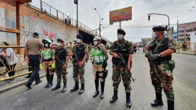 Policías y militares seguirán patrullando las calles para verificar que se cumpla disposición gubernamental. (Foto: La República)