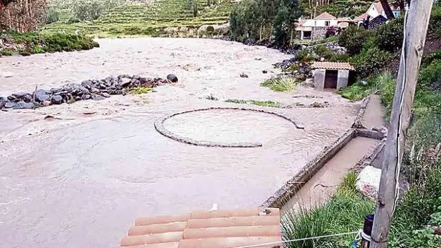 Inundación. Ayer baños de Sallihua fueron afectados por el desborde del río Colca.