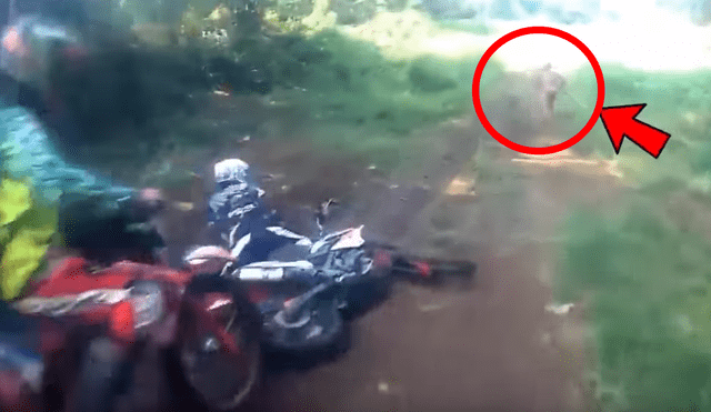 YouTube viral: espeluznante criatura humanoide ataca a motociclistas y miles se aterran [VIDEO]
