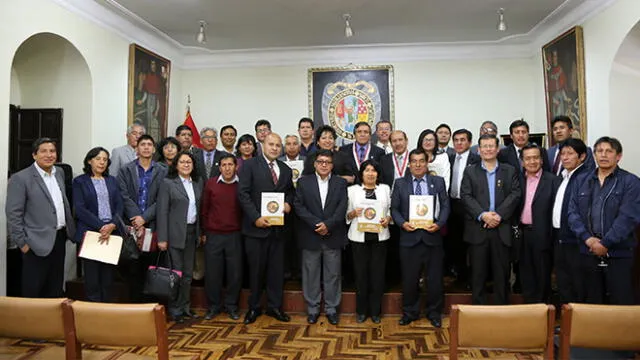 Ayacucho: Universitarios y docentes presentan revista de investigación científica