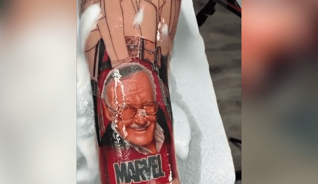 Desliza hacia la izquierda para ver el tatuaje 'ultra realista' que se hizo un fanático de Marvel con el rostro de Stan Lee. El video es viral en Facebook.