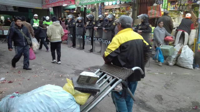 Piden apoyo a policía para controlar ambulantes de plataforma Avelino Cáceres [VIDEO]