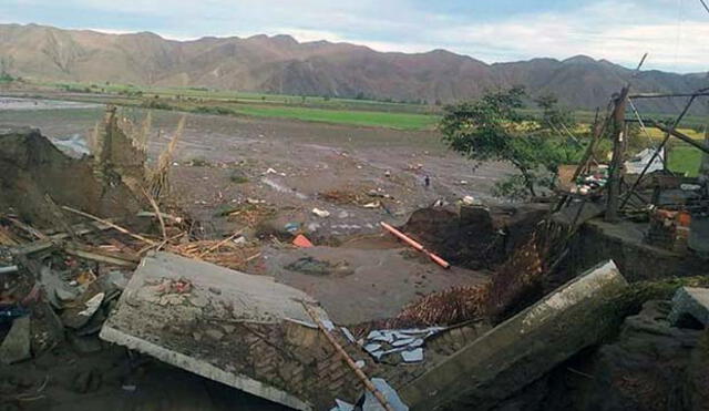 Decenas de pobladores aislados por huaicos claman por ayuda en Chimbote
