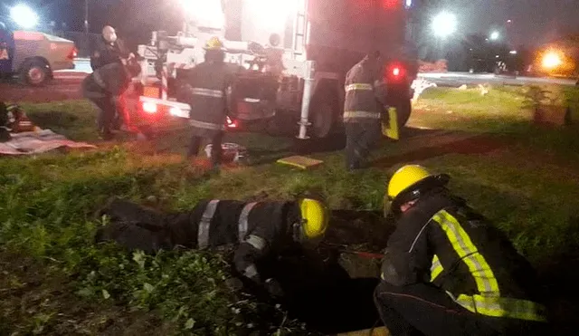 Caballo que cayó a un pozo fue sacado por los bomberos con una grúa. Foto: Clarín