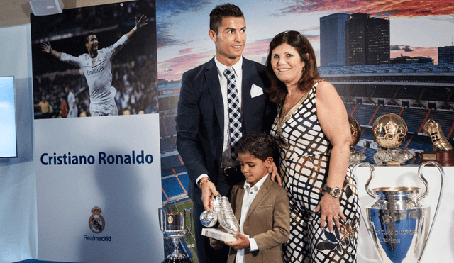 Cristiano Ronaldo se conmovió al enseñarle a su hijo mayor el lugar donde vivió cuándo tenía 12 años. | Foto: EFE