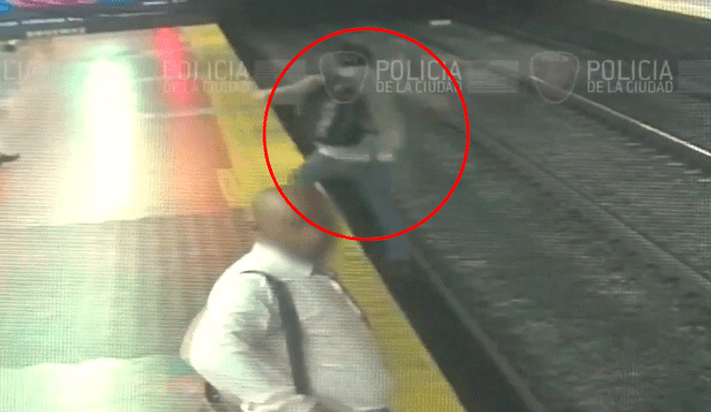 Joven camina distraído con su celular y sufre aparatoso accidente en las vías del tren [VIDEO]