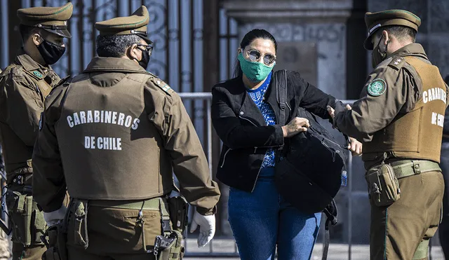 Soldados y policías chilenos en un punto de control durante la cuarentena total obligatoria debido a la nueva pandemia de coronavirus COVID-19 en Santiago. | Foto: Martin Bernetti / AFP