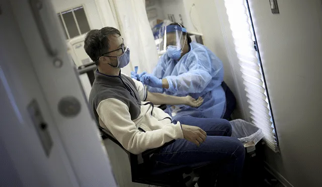 Enfermera extrae sangre a paciente para una prueba de anticuerpos para el coronavirus, también llamada prueba de serología. | Foto: Win McNamee / AFP
