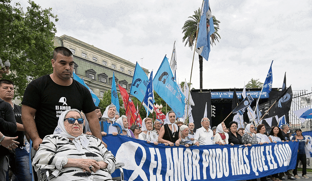 Preside. Hebe de Bonafini (izq.) en la ‘Marcha de Resistencia’, en la plaza de Mayo de Buenos Aires, en noviembre del 2019. Foto: difusión