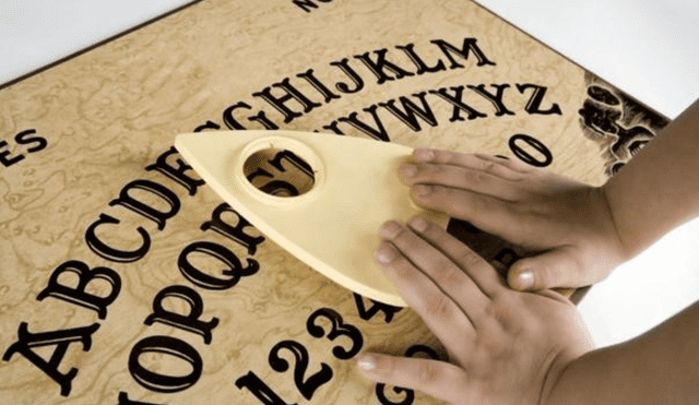 La Ouija se comenzó a utilizar en el siglo XIX y en sus inicios se empleó solo por las personas que se dedicaban al espiritismo. Foto: CaracolDigital