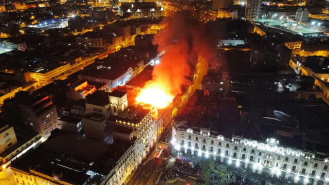 Cercado de Lima: se registra incendio de grandes proporciones cerca a la plaza San Martín