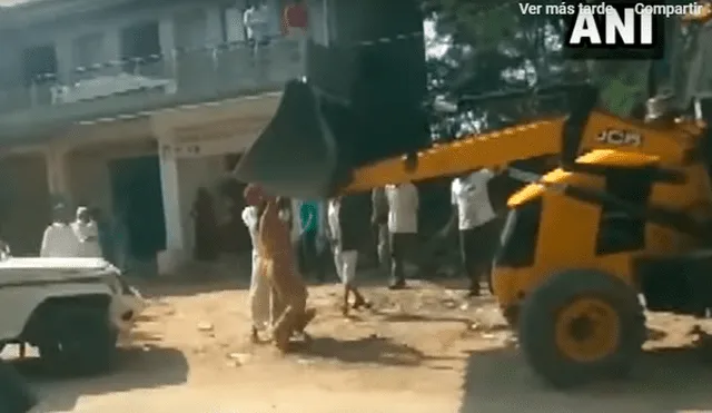 Anciana se enfrenta y vence a una excavadora para que no derrumbe su casa [VIDEO]